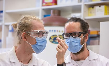 (L-R) Ed Kerr and Dr Ben Schulz have shrunk critical beer experiments, potentially leading to new beer varieties. (L-R) Ed Kerr and Dr Ben Schulz have shrunk critical beer experiments, potentially leading to whole new beer varieties.